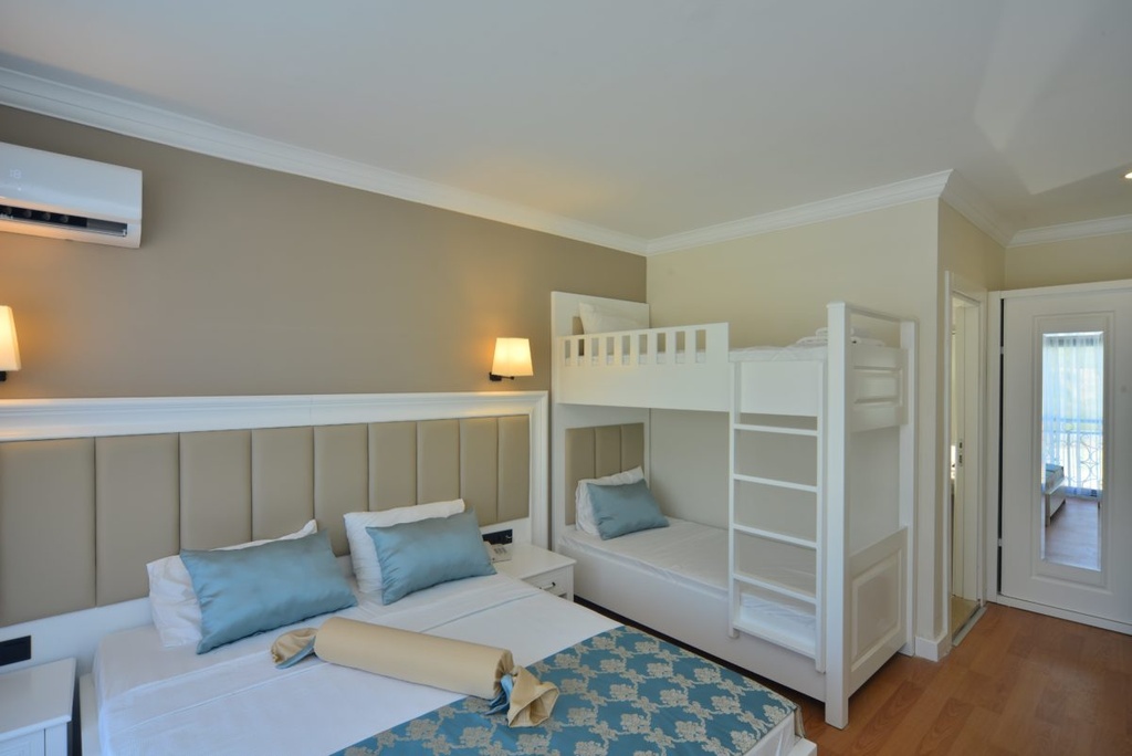 Family Room — havuza yakın
